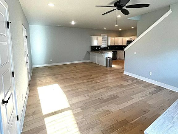 4th image of 1734 W Broadway Pl