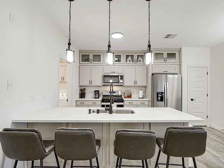 Fully equipped kitchen with counter space for 4 people.