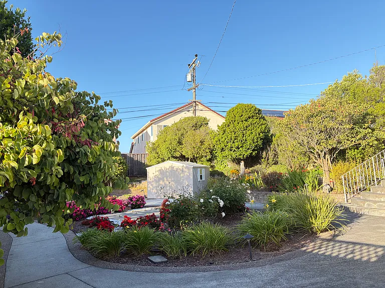 748 Serra Dr — Photo 19