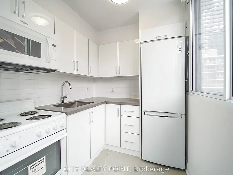 33 Isabella St #2405 — Photo 9