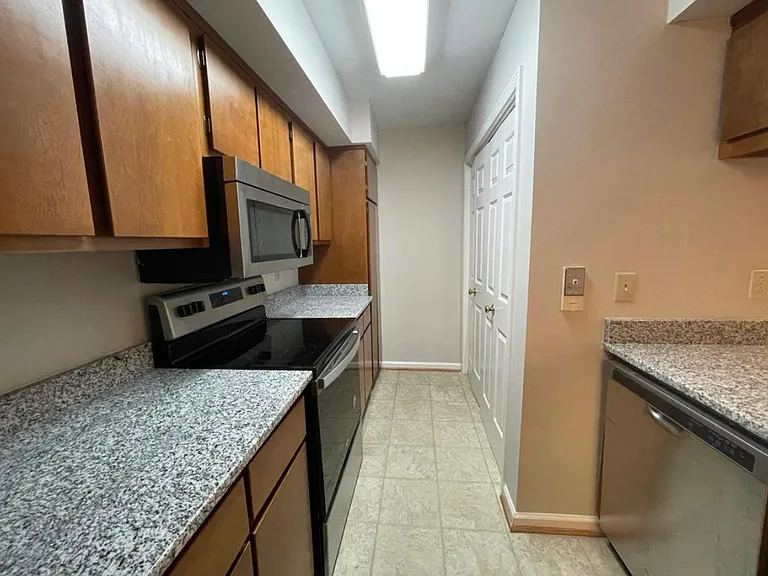 237 Hillsboro Pl — Photo 5