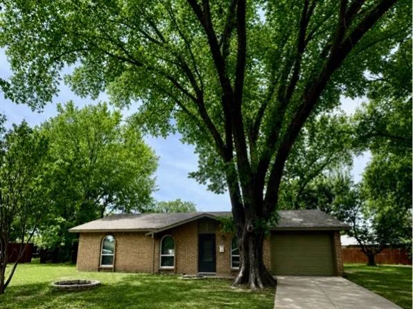 2801 W Springdale Cir, Grand Prairie, TX 75052
