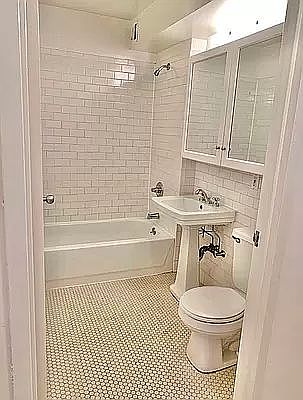 4th image of 190 E 7th St APT 303