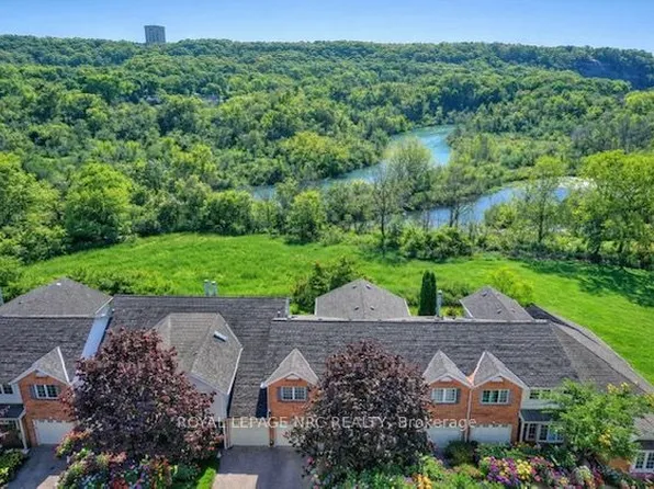 275 Pelham Rd #35, Saint Catharines, ON L2S 3B9