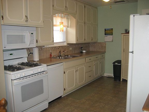 Spacious kitchen with new countertops, cabinet facing, and appliacnes