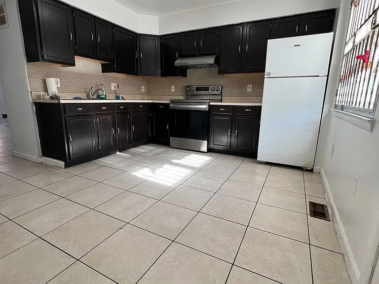 1610 W Diamond St — Photo 8