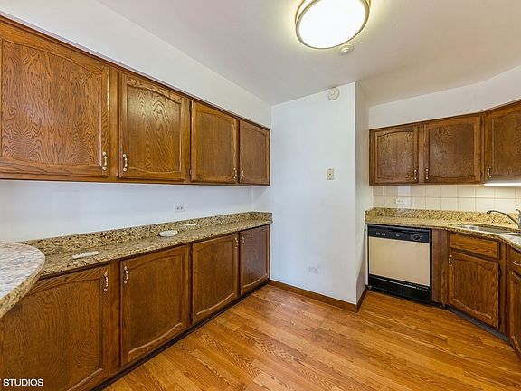 5th image of 4 Parkside Ct APT 8