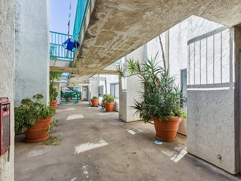 700 E Harvard St — Photo 23