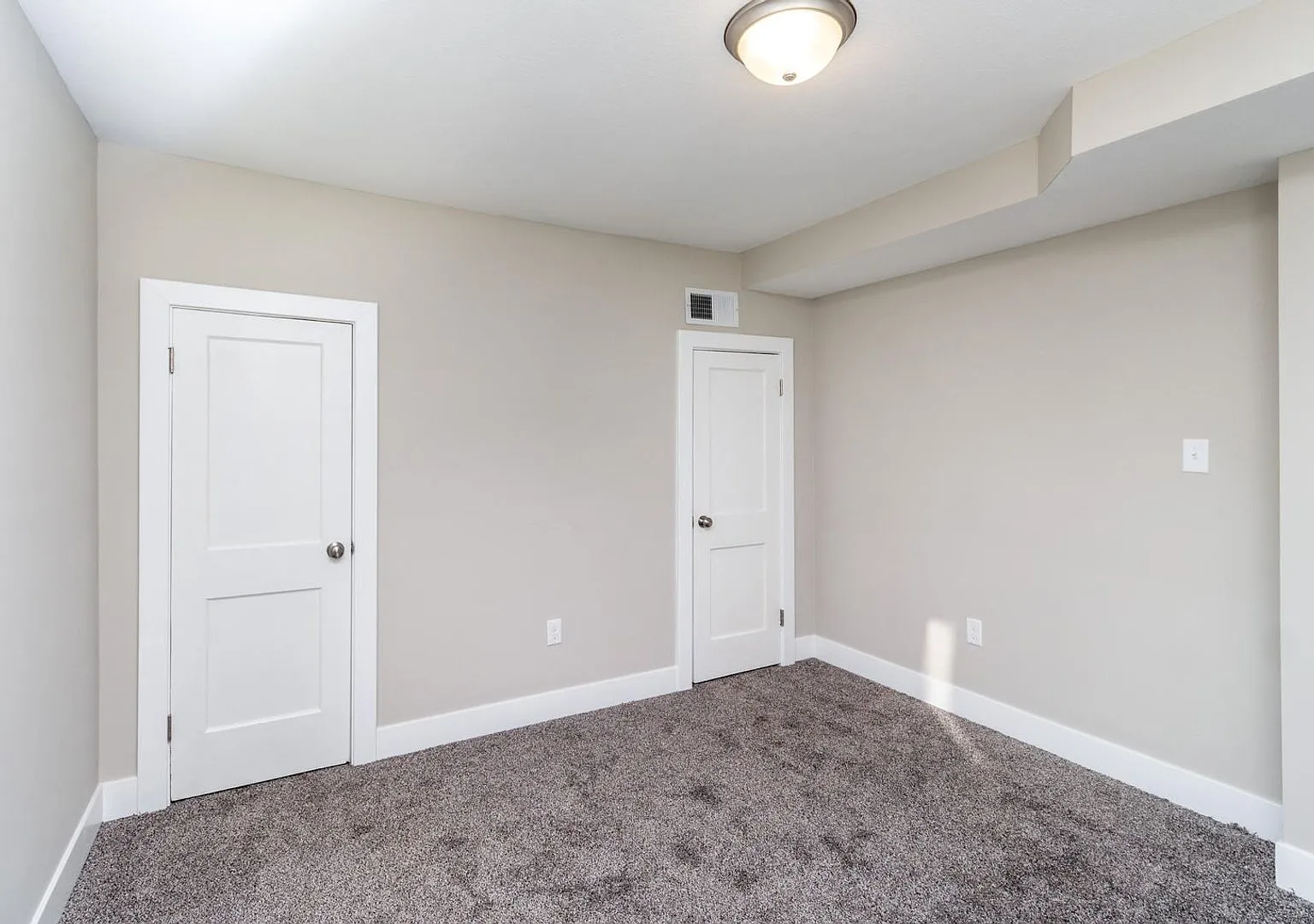 Two Bedroom Home in Central Columbia — Photo 2