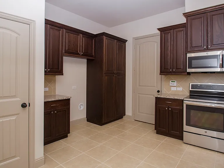 939 Whitehall Dr — Photo 7