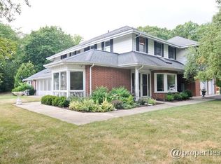 295 Ridgeway Ln, Libertyville, IL 60048
