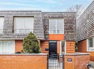 4 Upper Canada Dr #75, Toronto, ON M2P 2A2