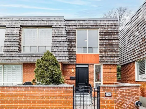 4 Upper Canada Dr #75, Toronto, ON M2P 2A2
