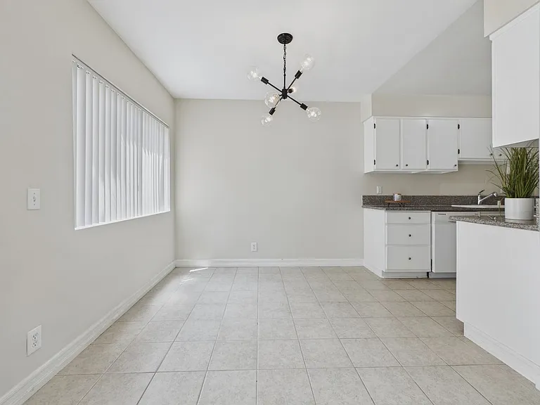 115 Doheny Apartments — Photo 42
