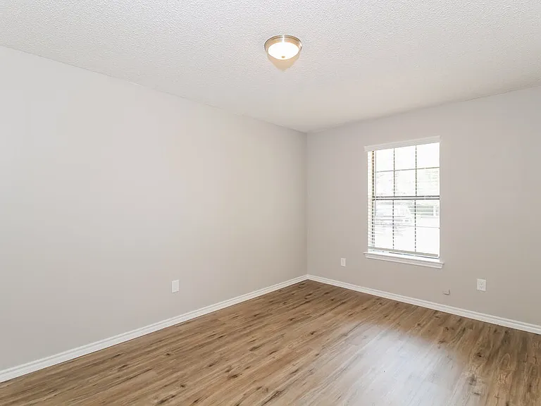 217 Tanglewood St — Photo 15