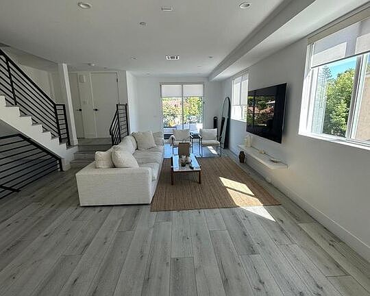 2nd image of 4295 Tujunga Ave
