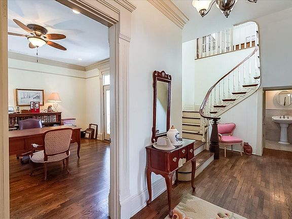 5th image of 308 Wilkinson St