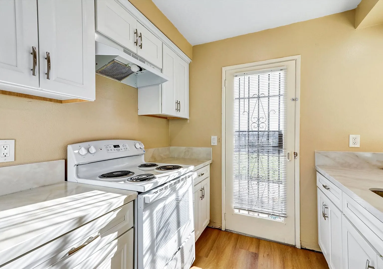 Lovely One Story Condo With One Car Garage — Photo 4