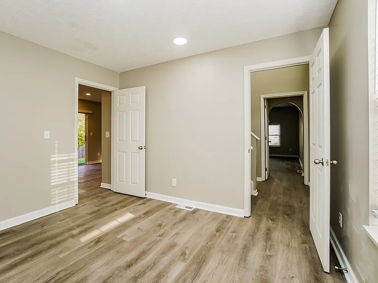 1667 Eastbrook Dr N — Photo 15