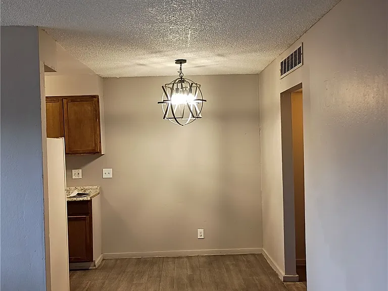 2100 Sunrise Ave #9 — Photo 2