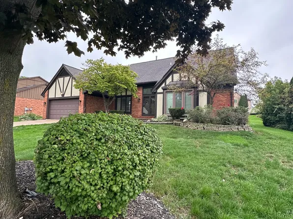 30320 Stratford Ct, Farmington Hills, MI 48331
