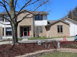 500 Lakes Edge Dr, Oxford, MI