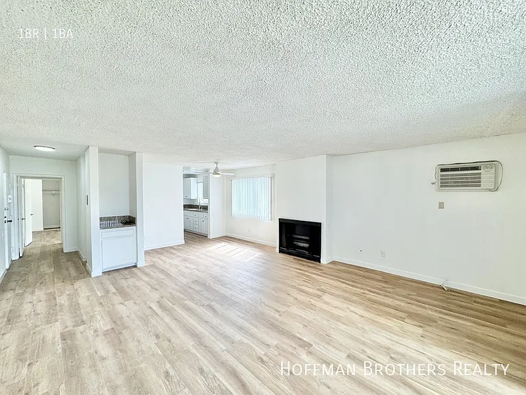 1000 N Doheny Dr #100 — Photo 3