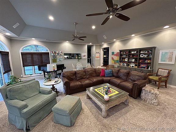 4th image of 903 Little Ave