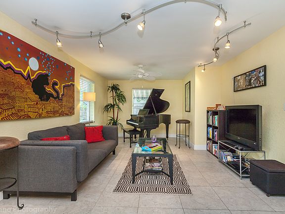 3rd image of 818 SE 2nd Ave
