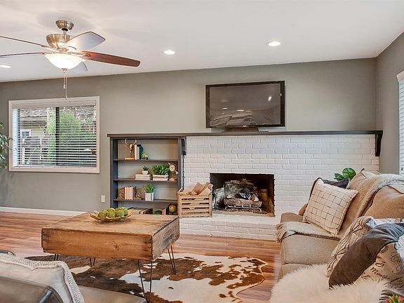 4th image of 305 W Earl Way