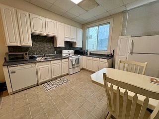 2nd image of 112 Farquhar St #4