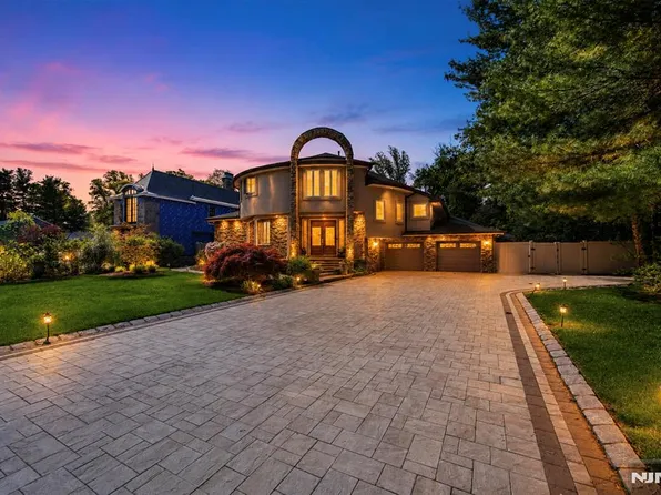 290 Dunkerhook Rd, Paramus, NJ 07652