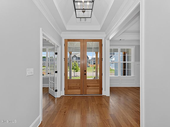 5th image of 454 Woodlawn Street