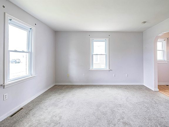 5th image of 447 E 33rd St