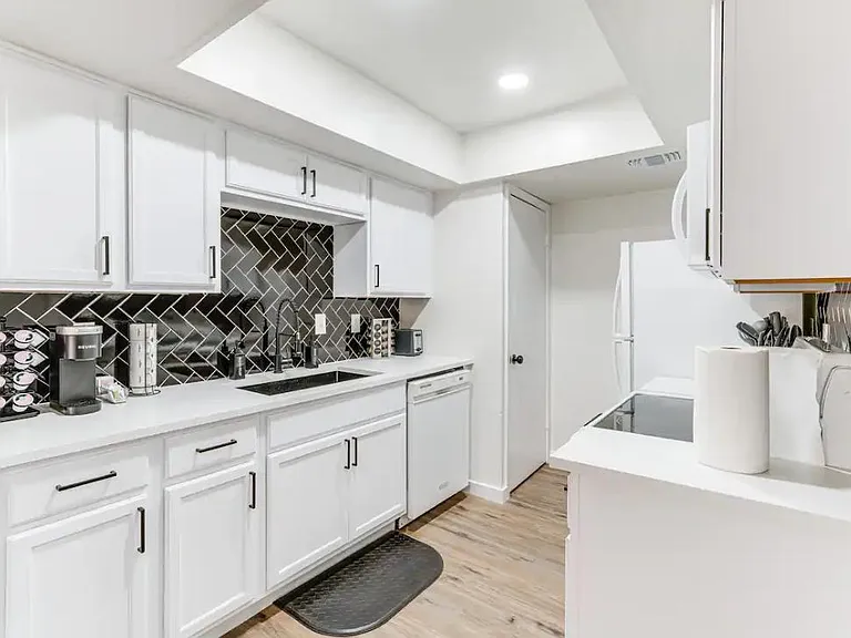 2912 Pegasus Dr — Photo 12