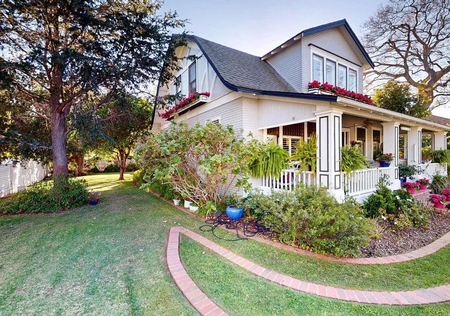 Spacious Historic Home on a Large Corner Lot - Walkable to Many Restuarants and Parks — Photo 3