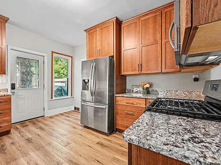 1411 Knox Ave N — Photo 4