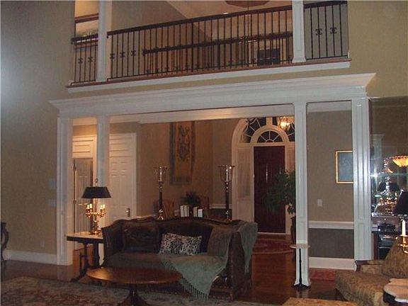 Great room w/hardwoods