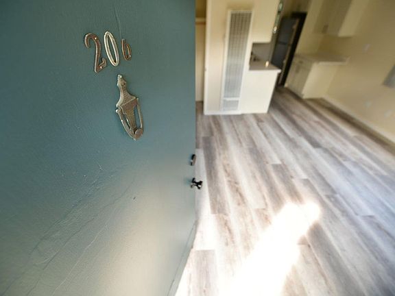 2nd image of 528 31st St APT 206