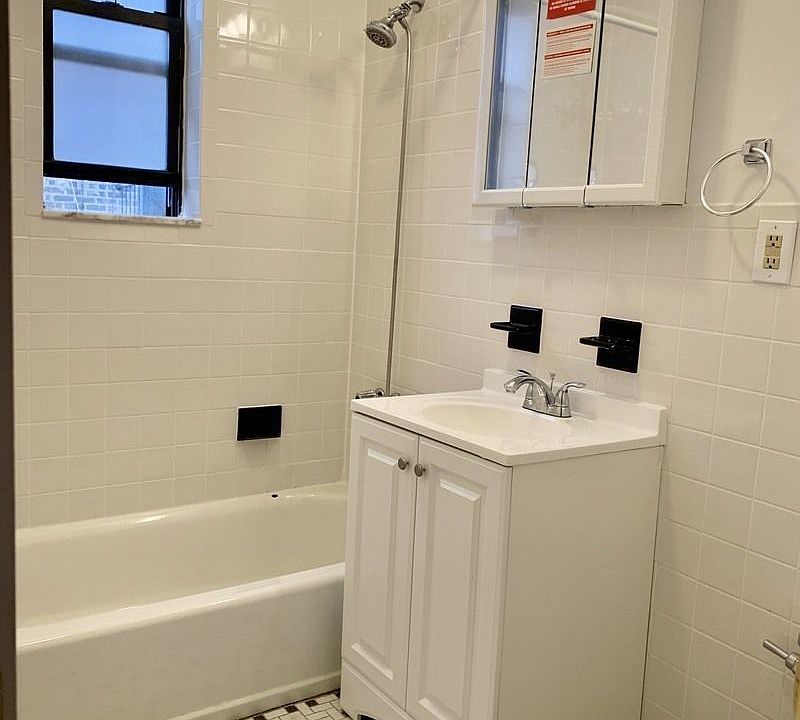 2nd image of 155 E 51st St APT 10A