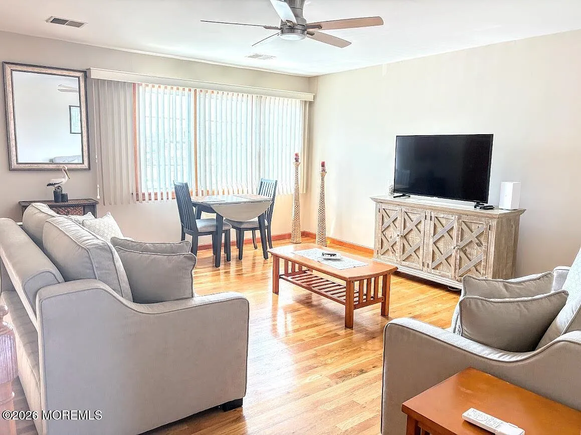 1 bed, 913 sqft, $2,300 — Photo 3