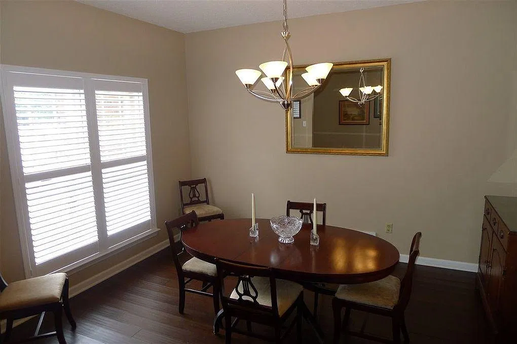 4 bed, 2376 sqft, $2,700 — Photo 2