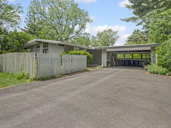 2110 Heather Rd, Geneva, IL 60134