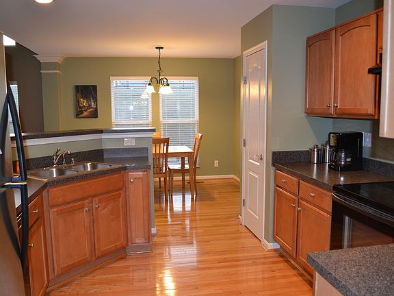 5th image of 8 Woodcrest Dr