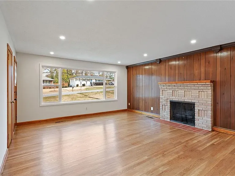 798 Bank St SE — Photo 8