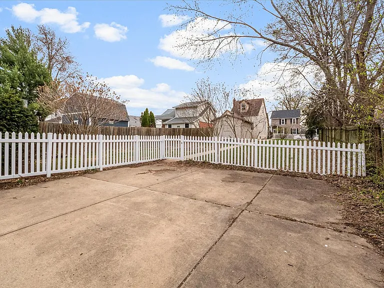 1003 N Benton Ave — Photo 23