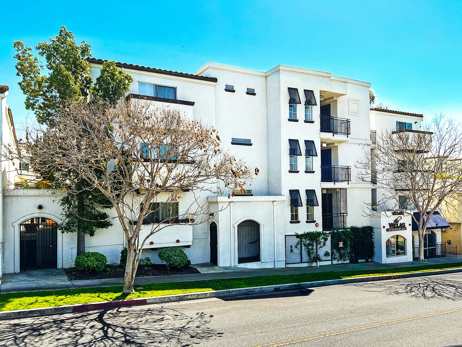 10560 Santa Monica Blvd — Photo 1