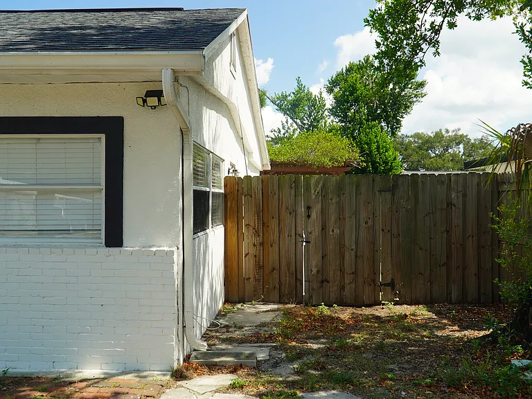 4111 W Montgomery Ter — Photo 3