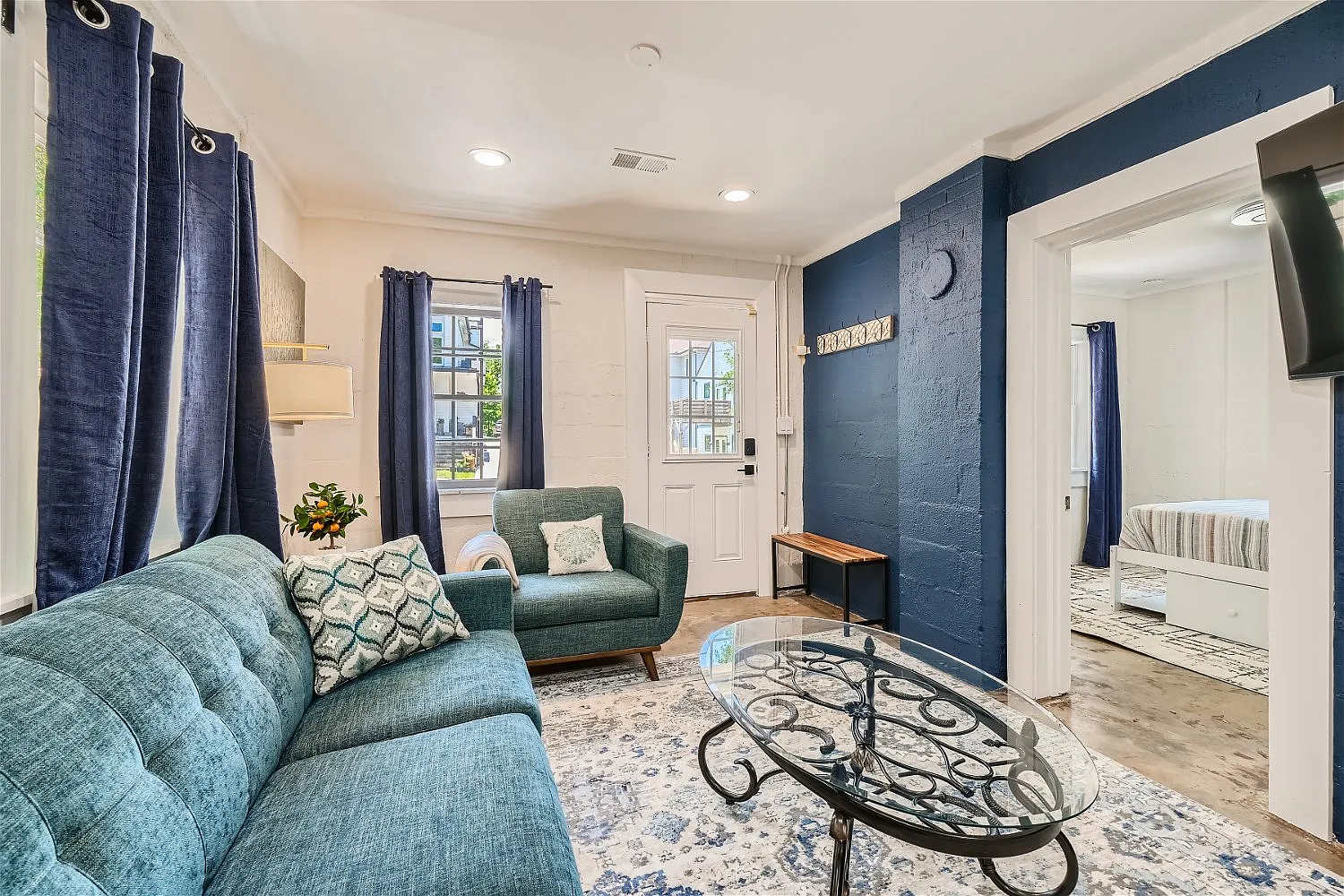 3 bed, 720 sqft, $2,500 — Photo 4