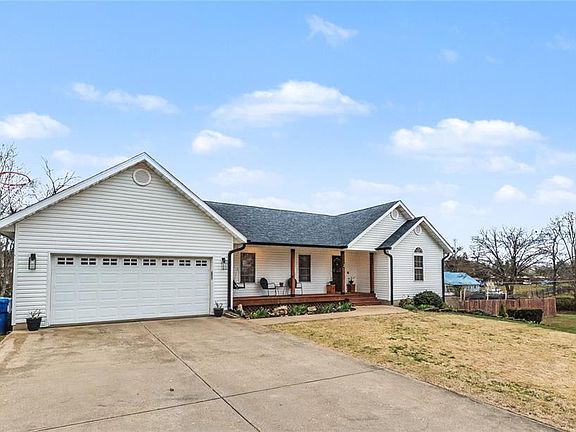 2nd image of 2 Magnolia Dr